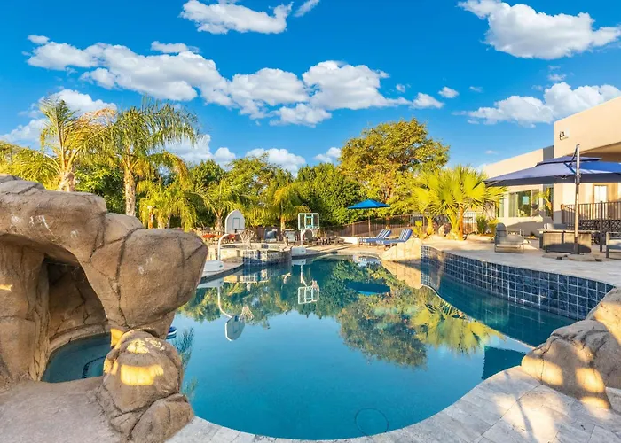 5br Spacious Luxury Retreat Pool Views Games Holiday home *