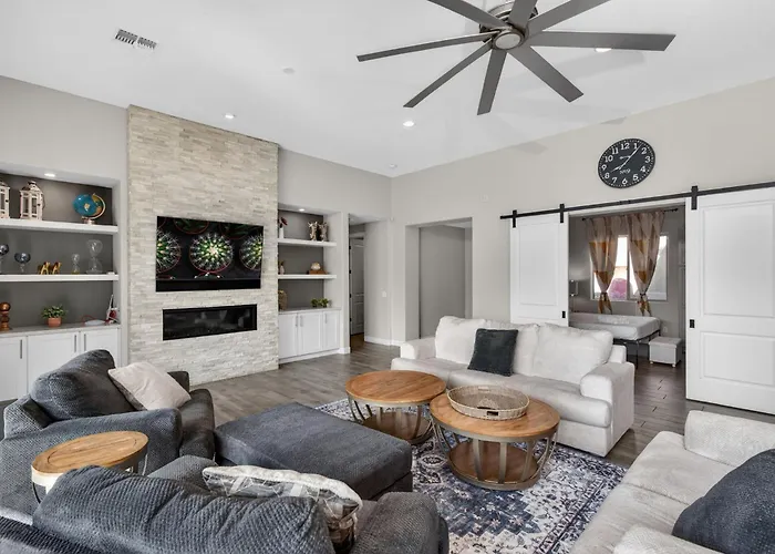 5br Spacious Luxury Retreat Pool Views Games Holiday home Cave Creek