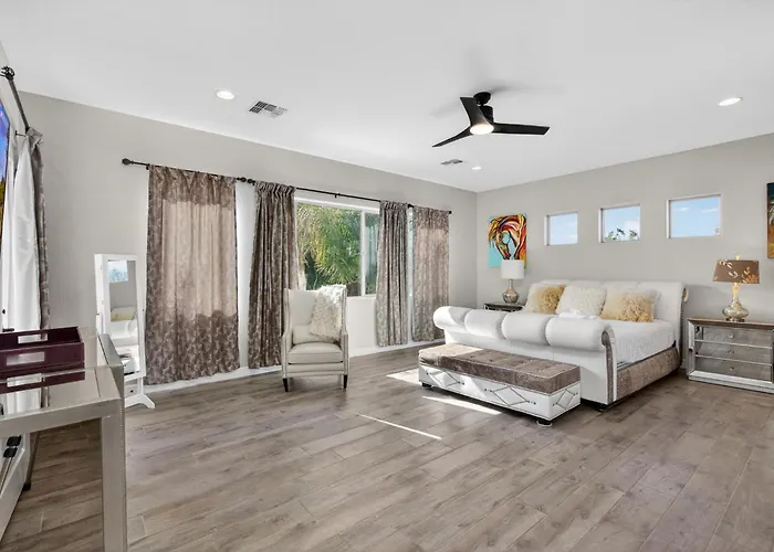 5br Spacious Luxury Retreat Pool Views Games Holiday home *