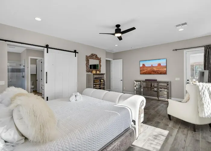 Holiday home 5br Spacious Luxury Retreat Pool Views Games Cave Creek